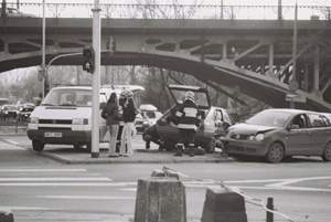 軽率な行動の帰結は自動車事故